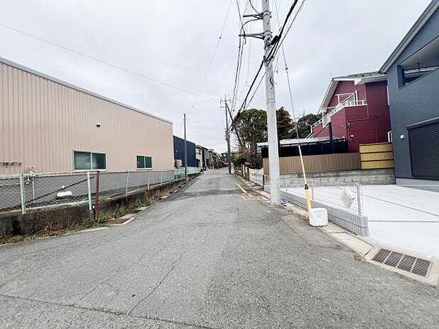 前面道路を含めた現地写真です。