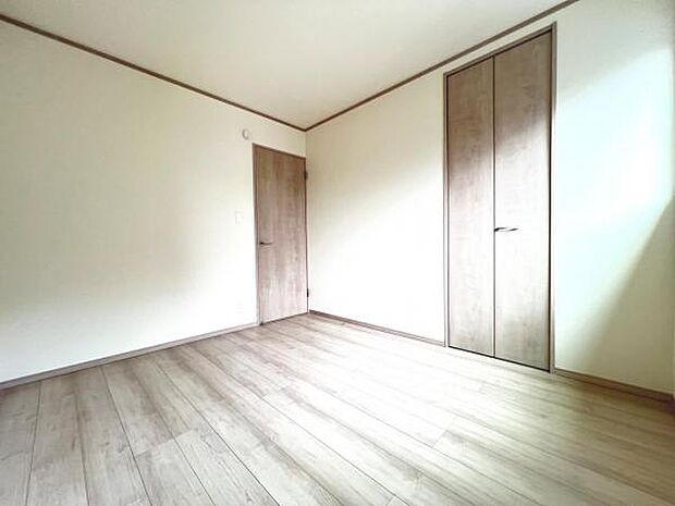 2面採光の明るい洋室です。