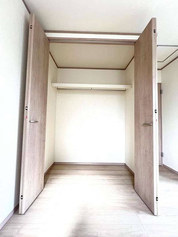 中の物を確認しやすく、取り出しやすい収納スペース。お部屋を広々とお使いいただけます。