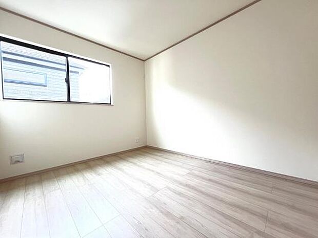 洋室は、風通しが良く明るく快適な空間です。ゆったりと読書など、趣味にも没頭できプライベート時間もお寛ぎ頂けそうです。