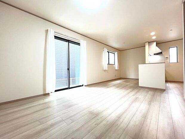 お食事中もキッチンと会話が楽しめるダイニングスペース。