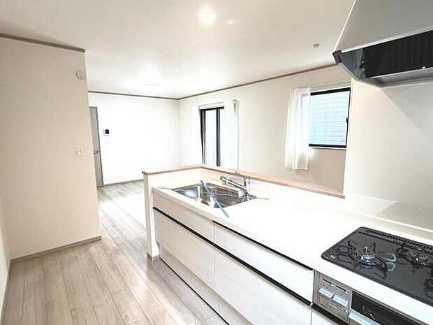 リビングが見渡せ、料理中も会話が弾む対面式キッチンです。