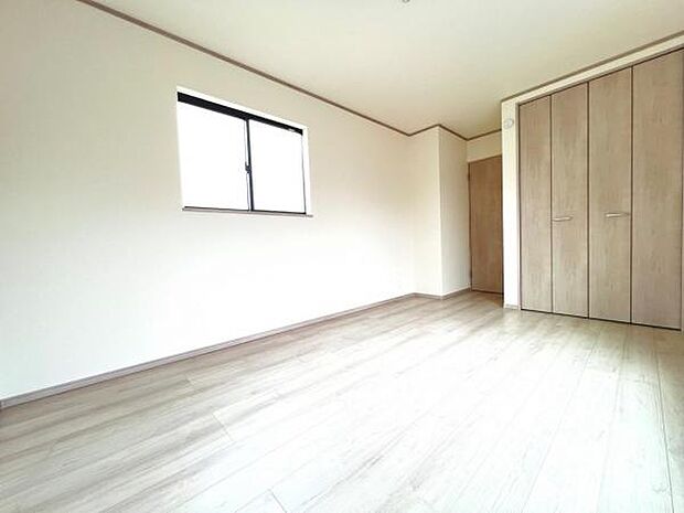 明るい広々とした主寝室でご家族ゆっくりお休みになれますね。