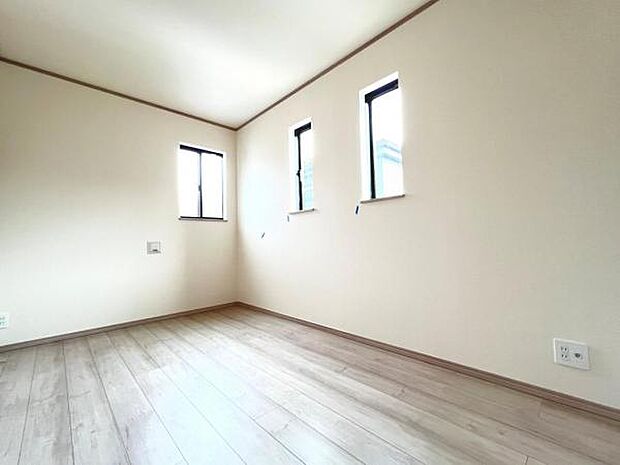 2面採光の明るい洋室です。