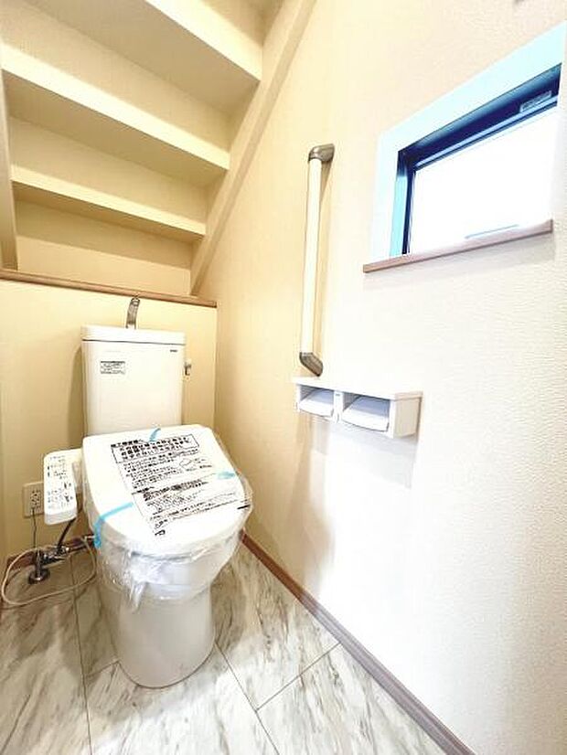 シャワー洗浄機能付のトイレは、清潔感が印象的な空間ですね。