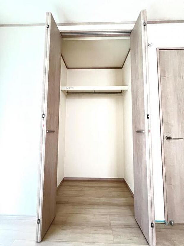 いつでもお部屋をスッキリお使い頂ける収納スペースを設置。