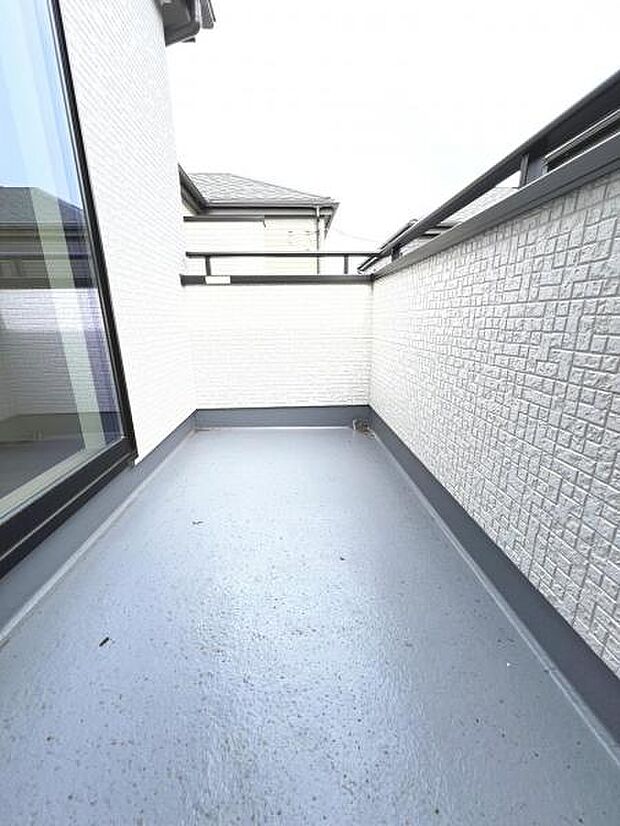 2室から出入り可能で使い勝手の良いバルコニースペースです。