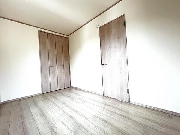 洋室は、風通しが良く明るく快適な空間です。ゆったりと読書など、趣味にも没頭できプライベート時間もお寛ぎ頂けそうです。