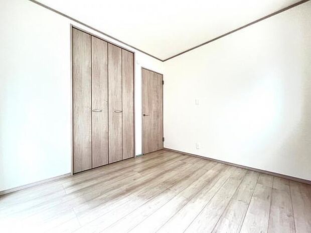 木の温もりが優しいフローリングの収納スペース付き洋室です。