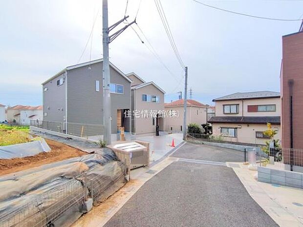 前面道路を含めた現地写真です。