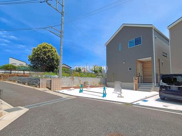 前面道路を含めた現地写真です。