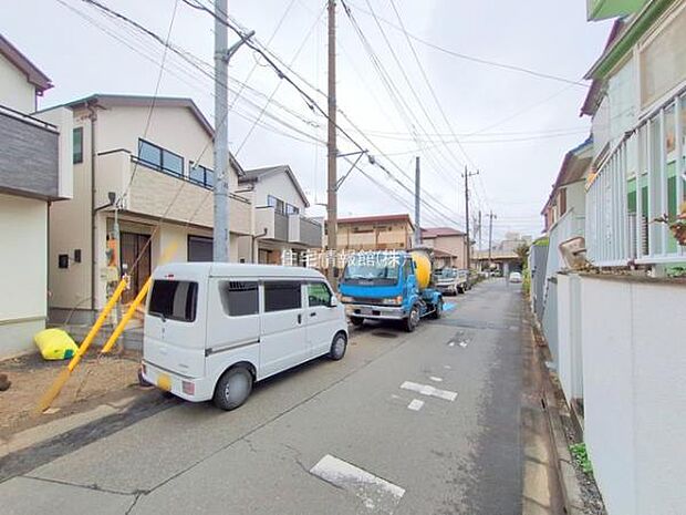 前面道路を含めた現地写真です。