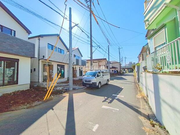 前面道路を含めた現地写真です。