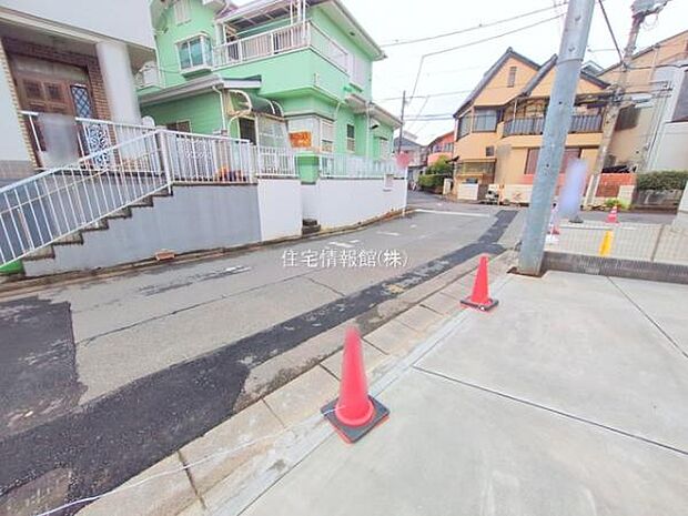 前面道路を含めた現地写真です。