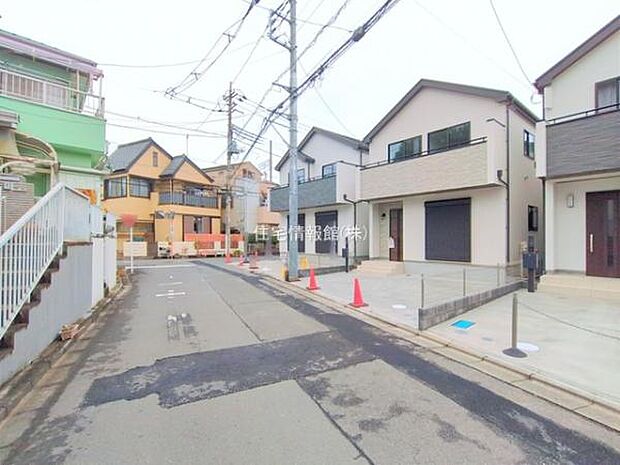 前面道路を含めた現地写真です。