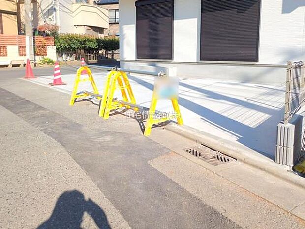 前面道路を含めた現地写真です。