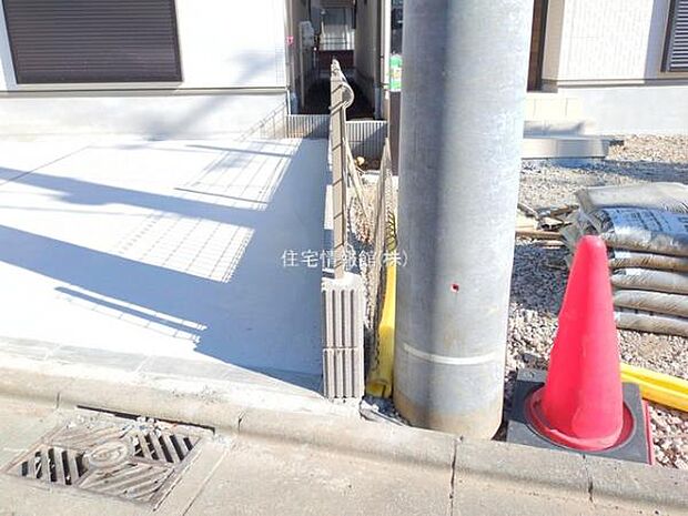 前面道路を含めた現地写真です。