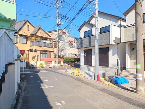 前面道路を含めた現地写真です。