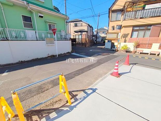 前面道路を含めた現地写真です。