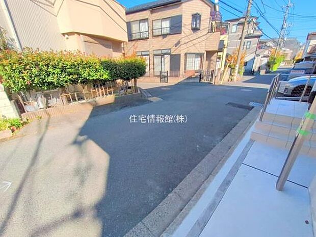 前面道路を含めた現地写真です。