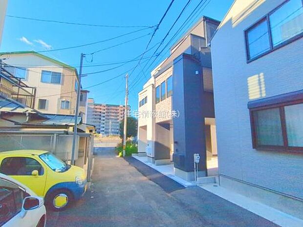 前面道路を含めた現地写真です。