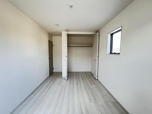 明るい広々とした主寝室でご家族ゆっくりお休みになれますね。