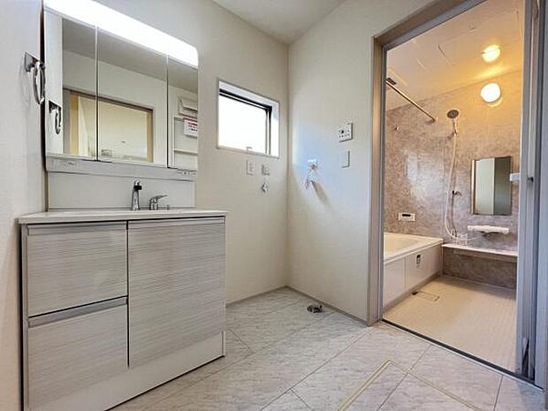 洗面化粧台です。朝の身支度から1日が始まります。