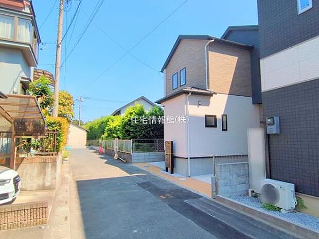 前面道路を含めた現地写真です。