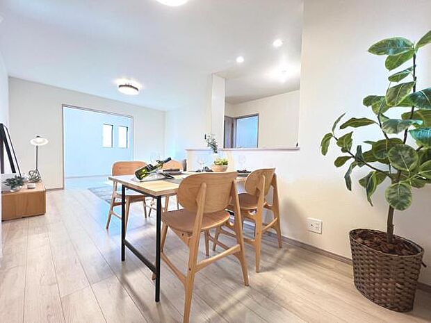 ご家族の温かい時間を演出するダイニングスペースです。