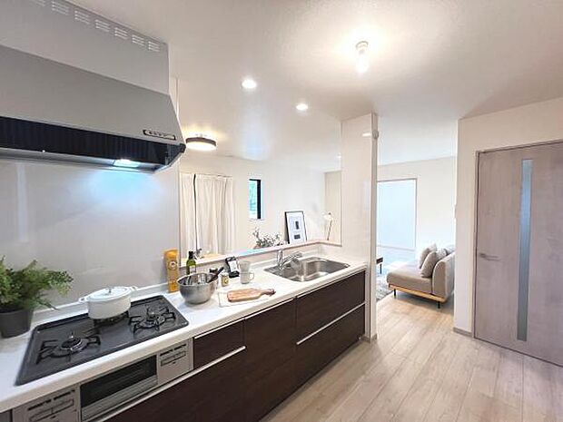 リビングが見渡せ、料理中も会話が弾む対面式キッチンです。