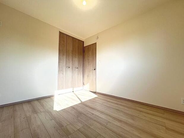 明るい広々とした主寝室でご家族ゆっくりお休みになれますね。