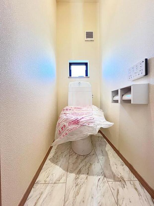 シャワー洗浄機能付のトイレは、清潔感が印象的な空間ですね。