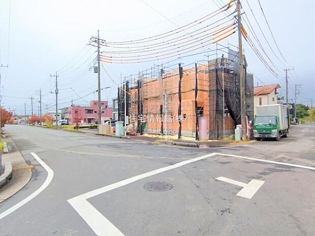 前面道路を含めた現地写真です。