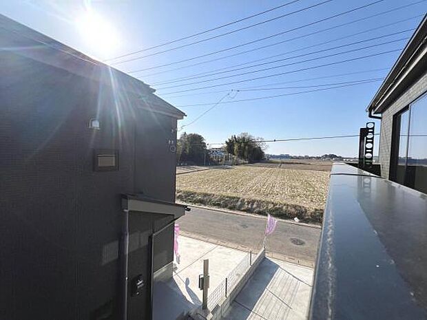 バルコニーからの眺望です。明るい陽射しを浴びながらゆったりと過ごすのも良いですね。