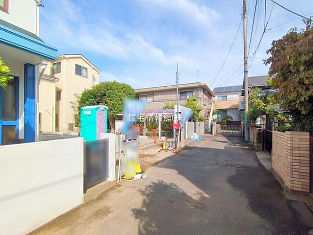 前面道路を含めた現地写真です。