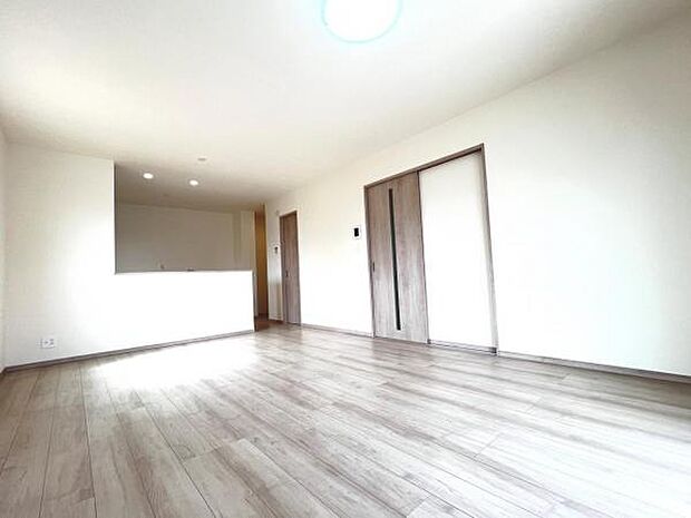 ご家族が集うLDKは約17.7帖の広さ、団らんの空間です。