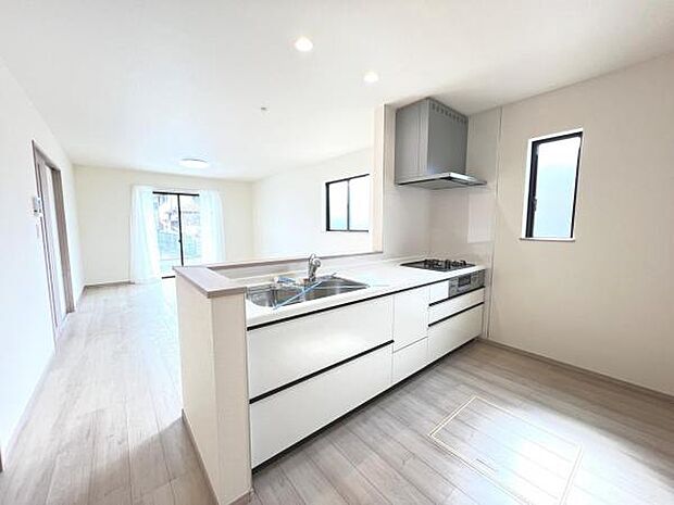 リビングが見渡せ、料理中も会話が弾む対面式キッチンです。