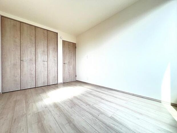 明るい広々とした主寝室でご家族ゆっくりお休みになれますね。