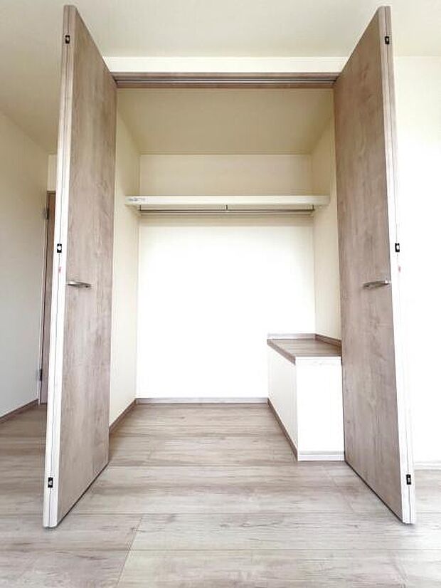 いつでもお部屋をスッキリお使い頂ける収納スペースを設置。