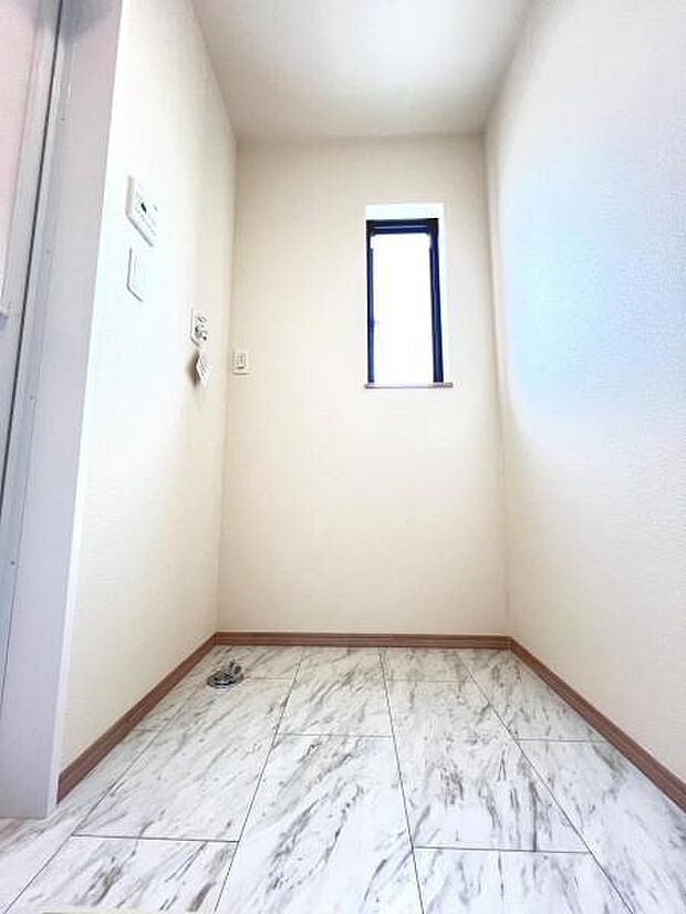 ランドリースペースです。身支度を整えながら洗濯機の操作を行えます。