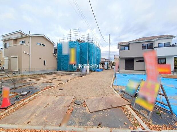 前面道路を含めた現地写真です。