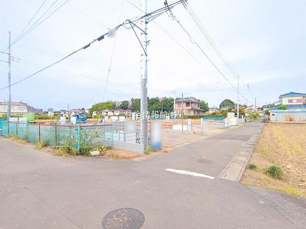 前面道路を含めた現地写真です。