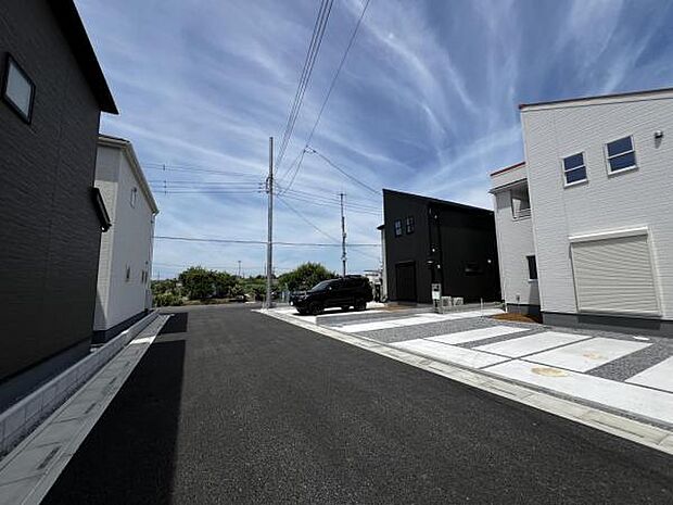 前面道路を含めた現地写真です。