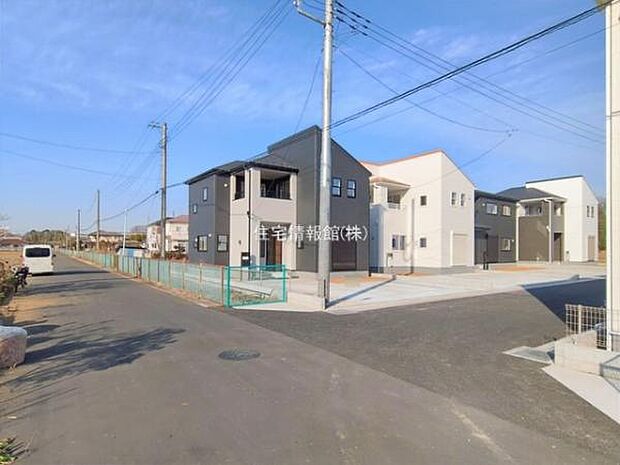 前面道路を含めた現地写真です。