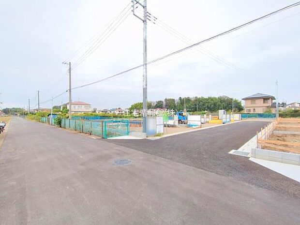 前面道路を含めた現地写真です。