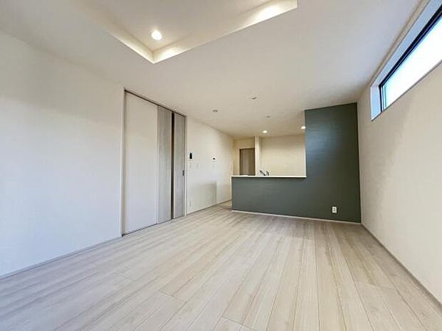 お食事中もキッチンと会話が楽しめるダイニングスペース。