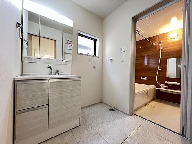 洗面化粧台です。朝の身支度から1日が始まります。