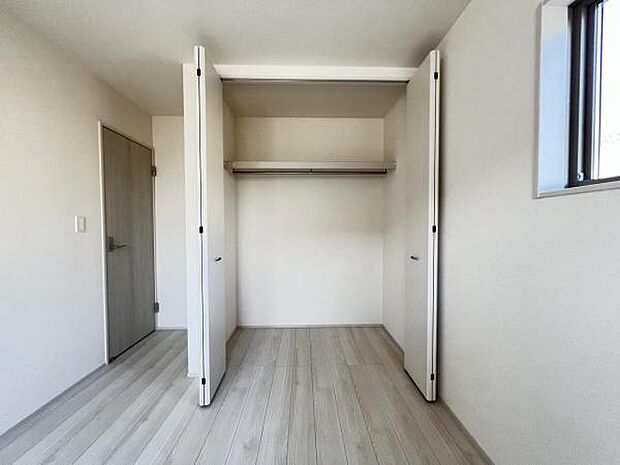 いつでもお部屋をスッキリお使い頂ける収納スペースを設置。
