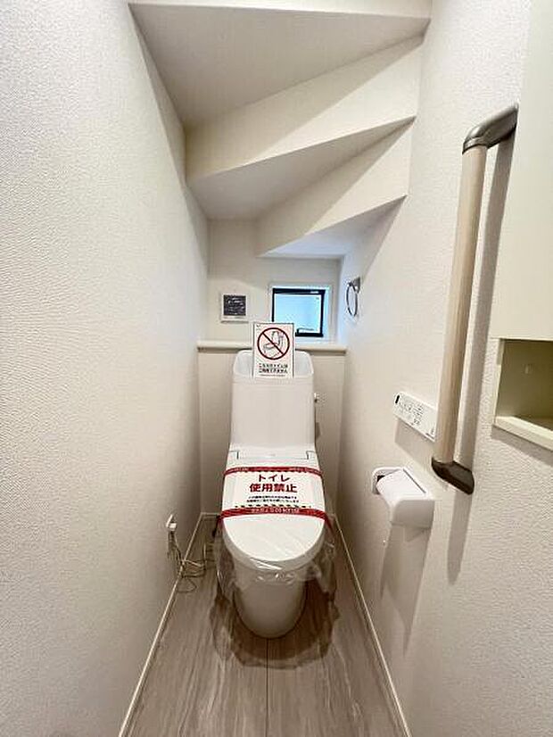 シャワー洗浄機能付のトイレは、清潔感が印象的な空間ですね。