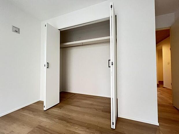 いつでもお部屋をスッキリお使い頂ける収納スペースを設置。